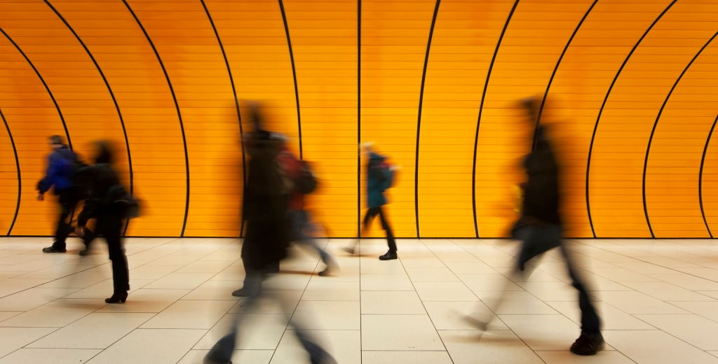 Personas caminando hacia el trabajo, derecho laboral